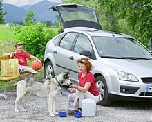 Wer Tiere auf längeren Fahrten im Auto mitnimmt, sollte nicht nur sich, sondern auch dem Vierbeiner zwischendurch eine Pause gönnen. Auto-Reporter/Ford/WW-press